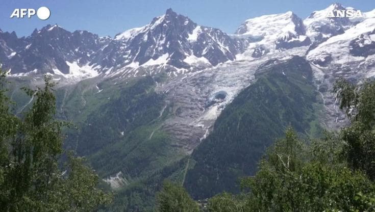 Pareti grigie e terra: l'inesorabile scioglimento del ghiacciaio Bossons nella valle di Chamonix