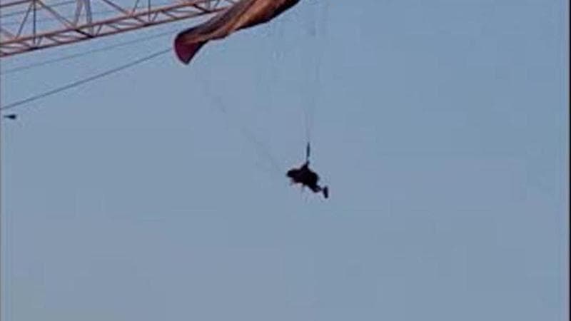 Si lancia col parapendio e resta impigliato su una gru per ore: salvato dai vigili del fuoco