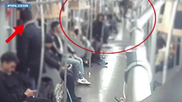 Calci e pugni per rubare un orologio, 4 arrestati a Milano: i video nella stazione del metrò