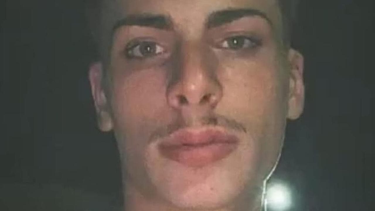 Napoli, gli sparano sotto casa: morto operaio incensurato di 21 anni. Forse una vendetta dopo lite a calcetto